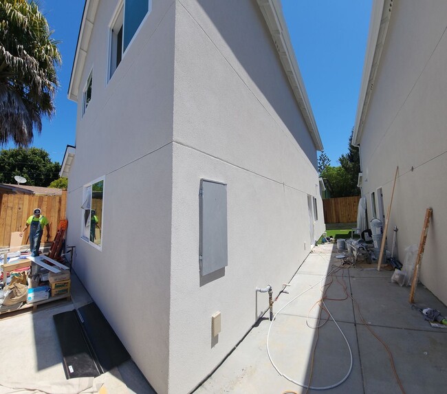 Building Photo - VERY CLOSE TO CAMPUS!! PRIME LOCATION!!! B...