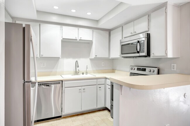 Foto del edificio - 7308 Corbin Ave