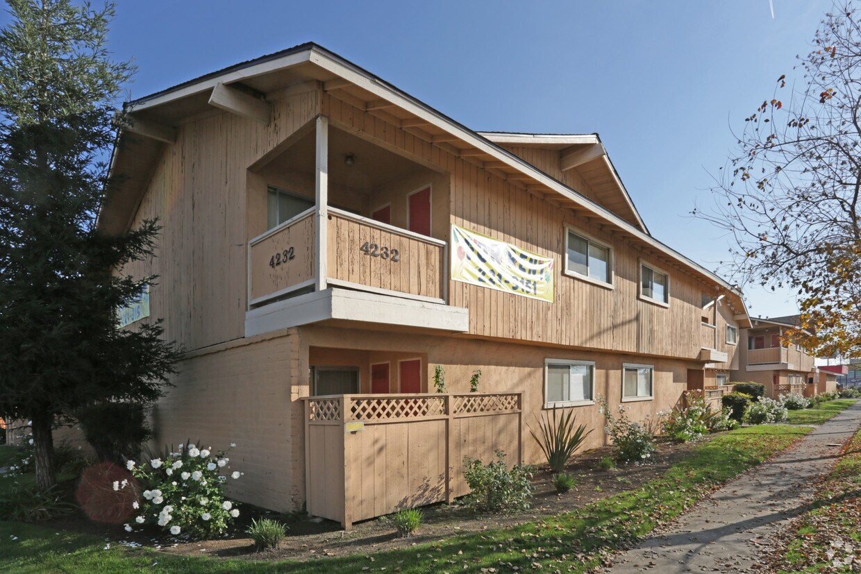 Primary Photo - 4232 E Dayton Ave