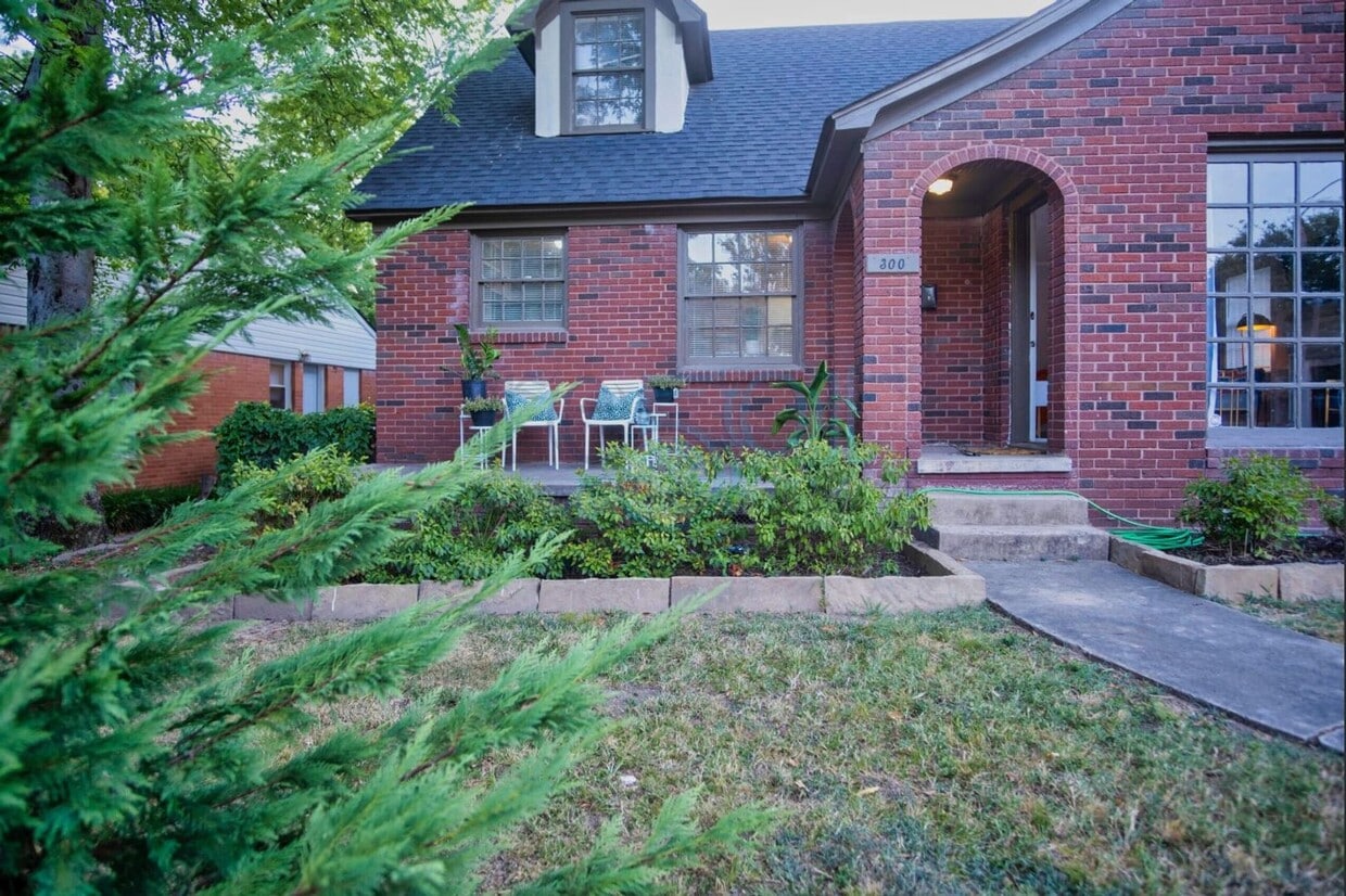 Primary Photo - Wonderful Apartment in Hillcrest!