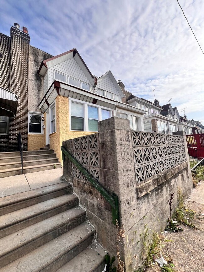 Building Photo - **Recently Renovated 3 Bedroom Townhome wi...