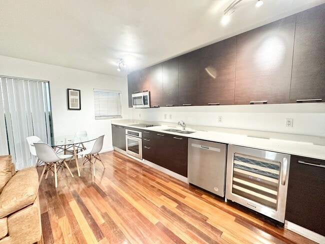 Building Photo - Tastefully furnished 1bed/1bath in the hea...