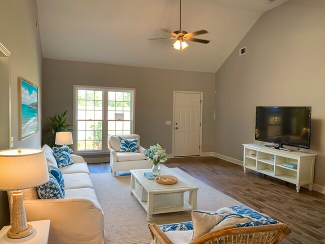 Building Photo - 303 Four Seasons Dr