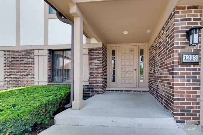 Foto del edificio - 1232 Knottingham Ct