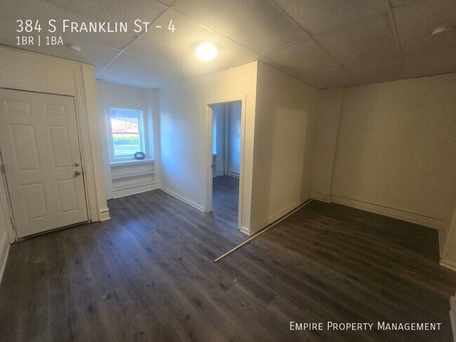 Foto del edificio - Under New Ownership and Management! 1st Fl...