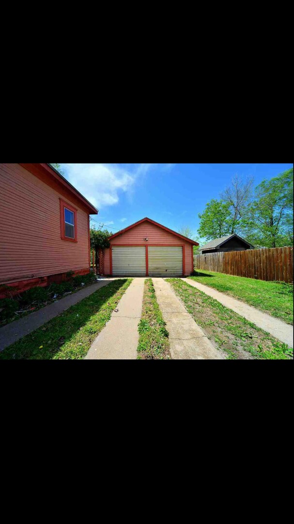 Building Photo - $995 - 3 bed 2 bath - Single Family Home