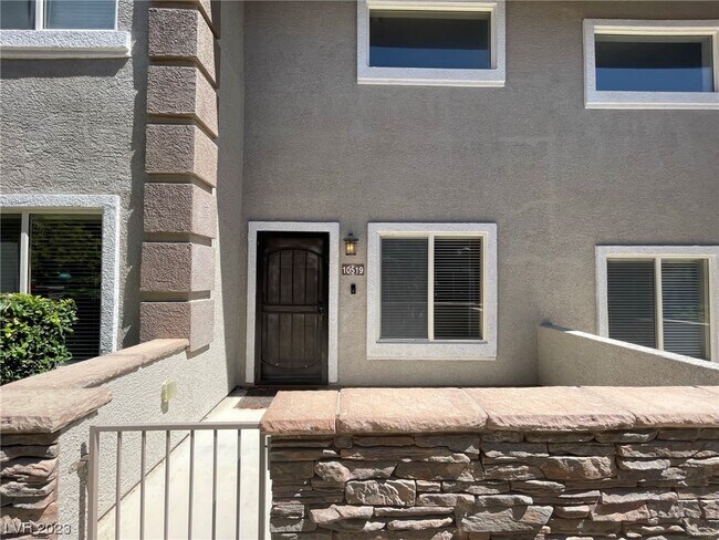 Building Photo - 10519 Hedge View Ave