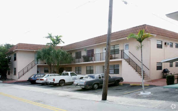 Building Photo - Pine House Apartments