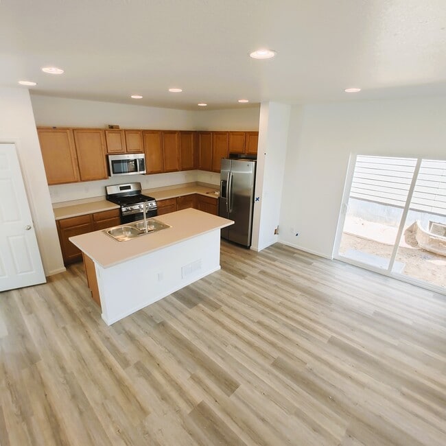 Island Kitchen, w/Breakfast Bar, Pantry - 18901 E 66th Pl