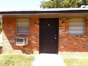 Building Photo - 2618 SW H Ave