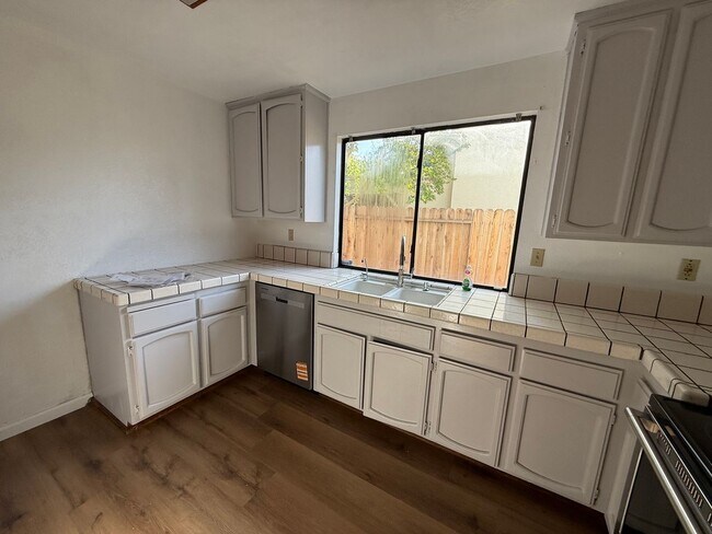 Foto del edificio - 8475 Wheatland Dr