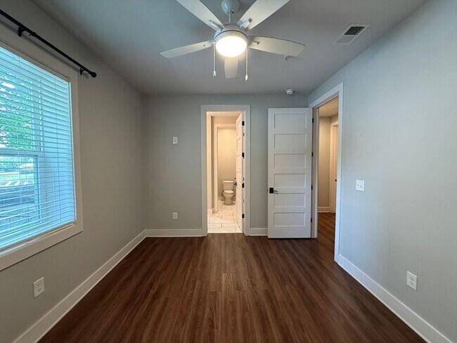Building Photo - Modern 2 Bedroom Condo in the Heart of Melrose