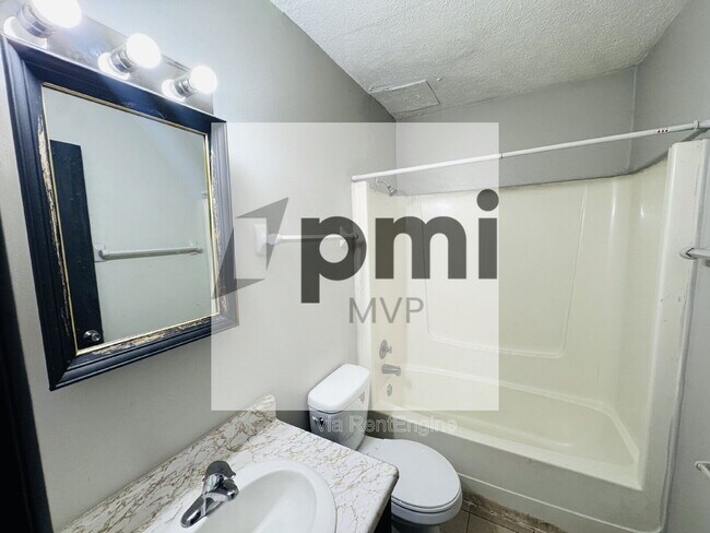 Foto del edificio - 828 Whitethorne Ave