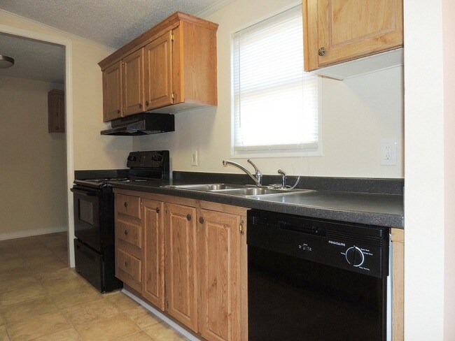 Building Photo - 3018 Granite Dr NE