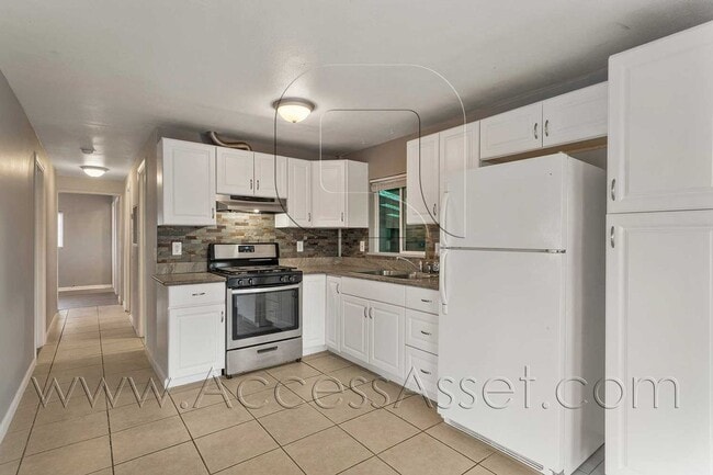Building Photo - Charming 3 Beds / 2 Bath Home With Lots Of...