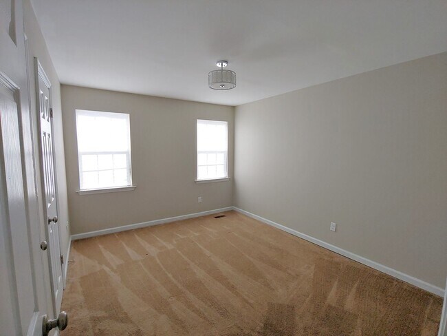 Building Photo - 3 bedroom home close to UTC!