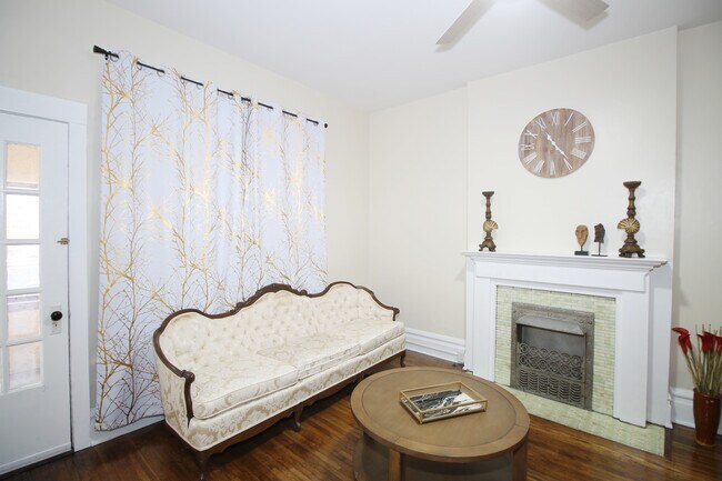 Sala de estar - 1372 Neil Ave