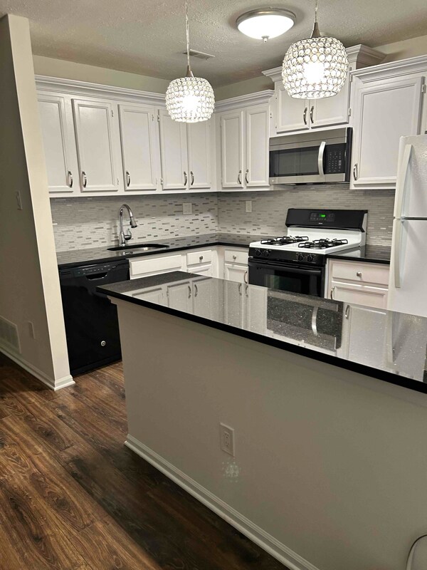 Foto del edificio - 608 Diamond Dr