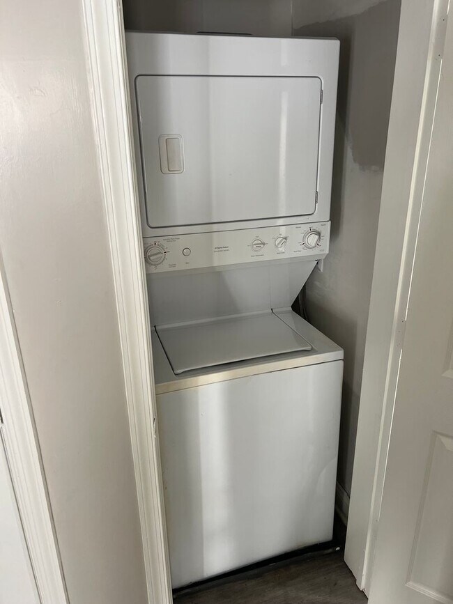 Building Photo - 1615 Olive St NE