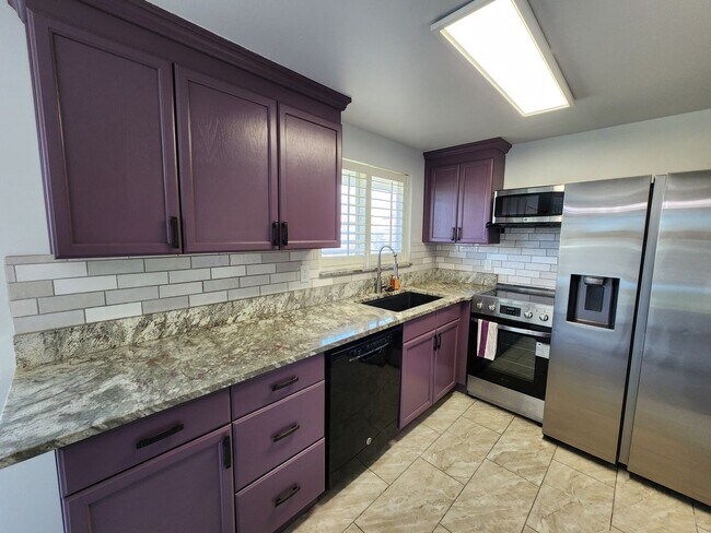 Building Photo - Sandy 4 bd 3 bath Single Family Stunner!