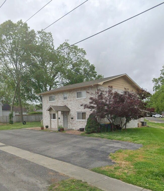 Building Photo - 113 E Apple St
