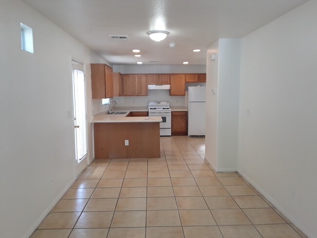 Building Photo - 5195 Shreve Ave