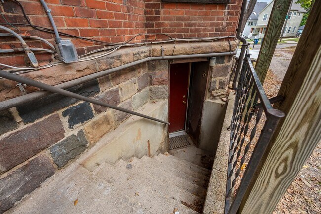 Building Photo - 1136 Prospect St - Furnished or Unfurnished!
