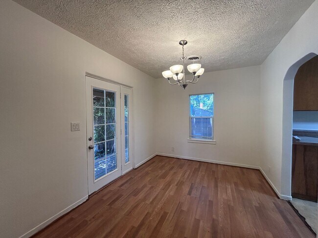 Building Photo - 3bd 1ba