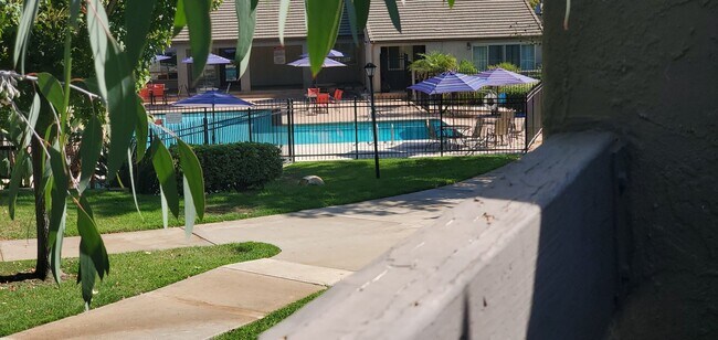 Foto del edificio - Gated Community Living with Pool, Tennis Courts & W/D Hookups – Escondido