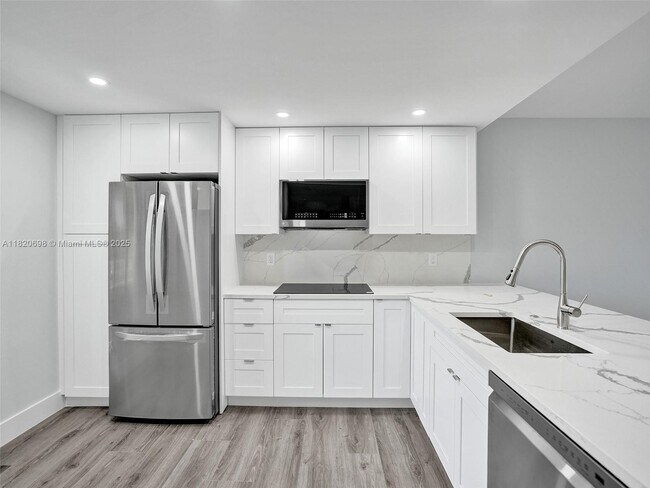 Building Photo - 605 Oaks Dr
