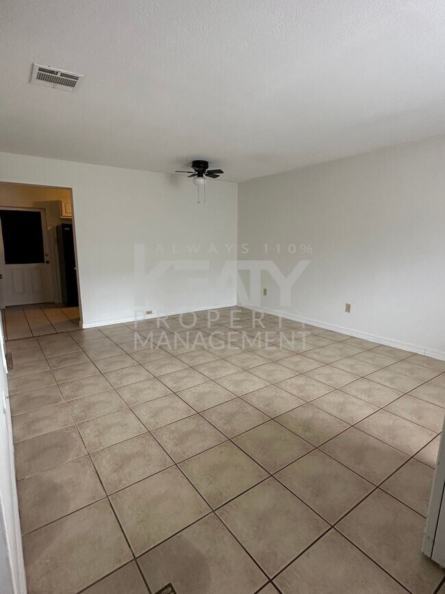 Foto del edificio - 2 Bed / 1.5 Bath Apartment COMING SOON!