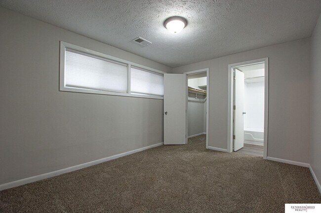 Building Photo - 401 W 27th Ave