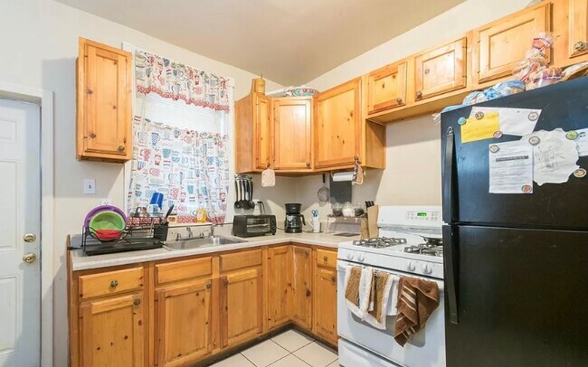 Kitchen Picture 1 - 719 E Willard St