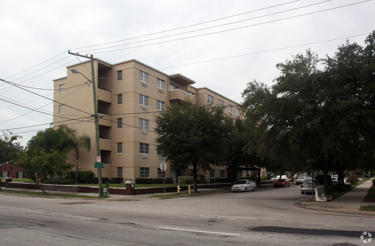 Building Photo - Hyde Park Towers Apartments