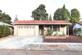 Building Photo - 2070 Sierra Wood Dr