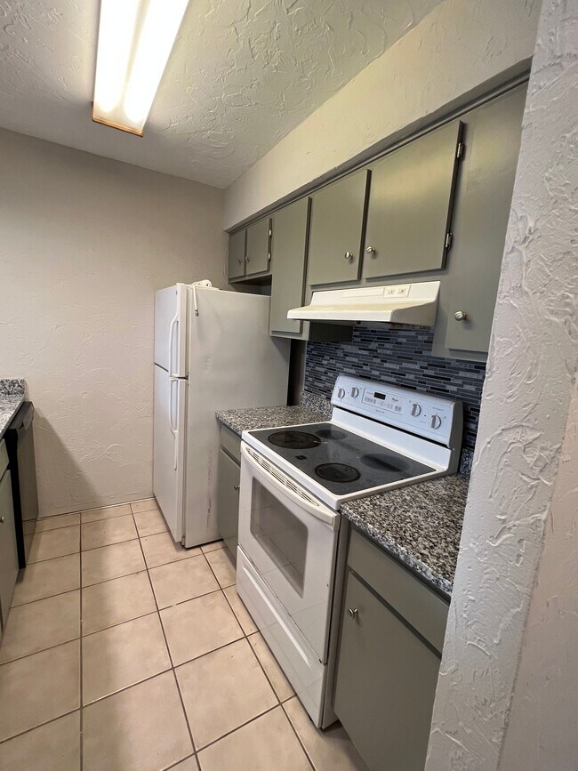 Building Photo - 6501 E Hill Dr