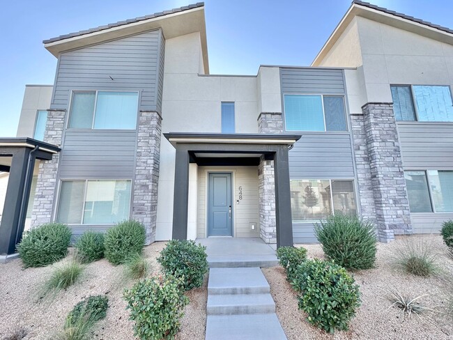 Building Photo - Desert Color Townhome!