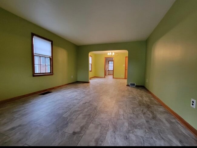 Building Photo - 533 Clark St
