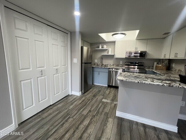 Building Photo - 1351 N Pleasant Dr