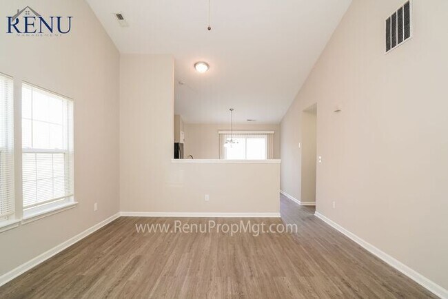 Foto del edificio - Now Available!