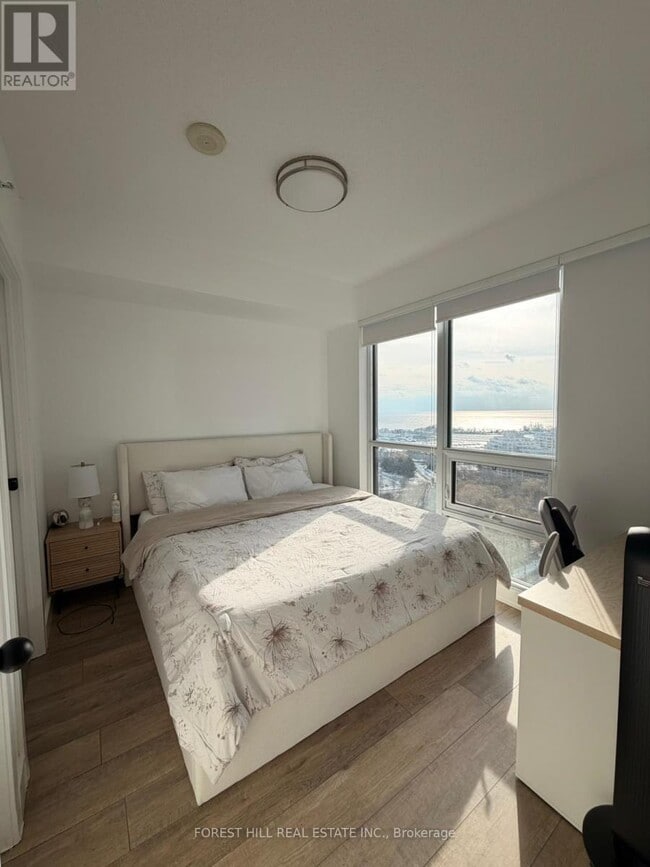 Photo du bâtiment - 2200 Lake Shore Blvd W