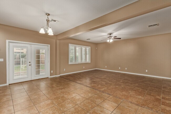 Foto del edificio - Lakeside Oasis: 5-Bed, 3-Bath Home with Up...