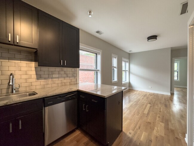 Foto del edificio - 2206 W Eastwood Ave