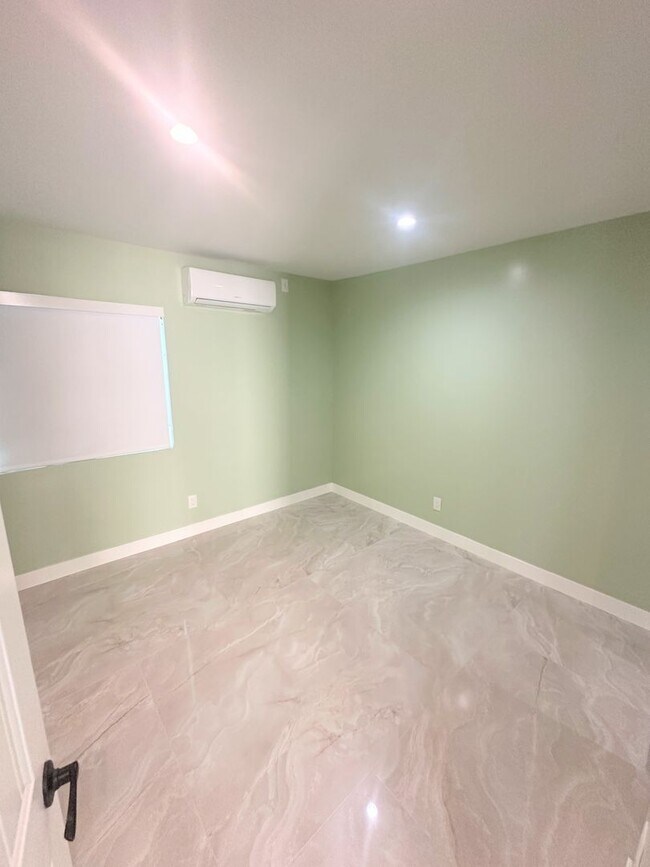 Foto del edificio - 22235-22241-22243 Wyandotte St.