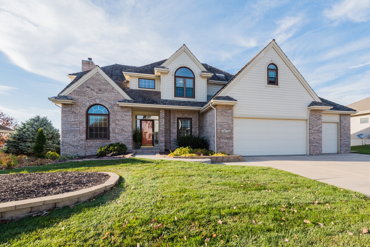 Beautiful golf course home - 1011 Norton Dr