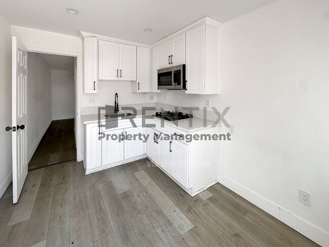 Building Photo - 933 E Kingsley Ave