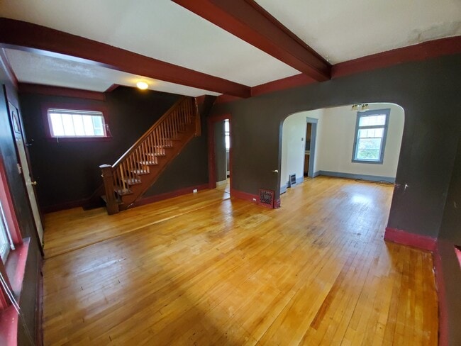 Building Photo - 922 N 13th Ave E