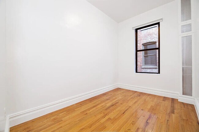 Building Photo - 164 Waverly Place