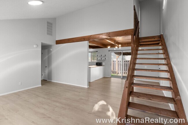 Building Photo - Charming 3 BD* 2BA* Duplex Featuring *NEW ...