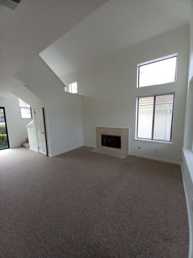 Building Photo - 3 bedroom 2 bath home close to Downtown Ma...